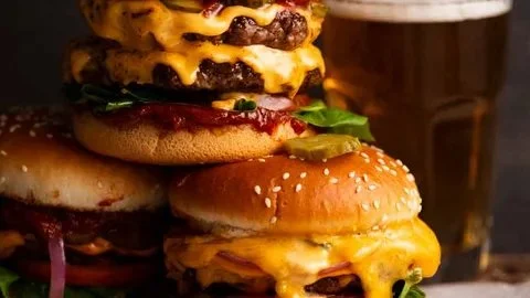 Delicious cheeseburgers: single vs double options on a grill