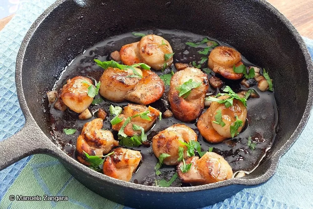 Garlic scallops skillet dish with fresh herbs and garlic.